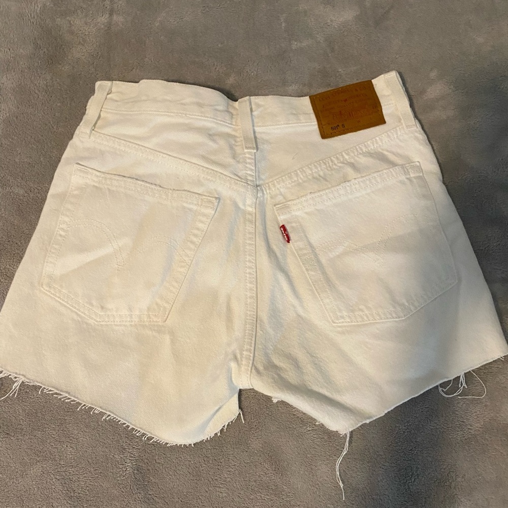 🌺🌺🌺Levi’s white denim shorts